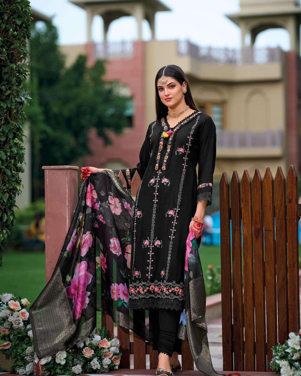 Black Viscose Silk Embroidered Suit – Size 44